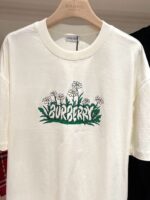 T-shirt Burberry con design floreale giocoso verde e fiori, stile casual e alla moda.