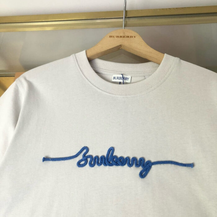T-shirt bianca Burberry con ricamo blu elegante, casual e di lusso, per uno stile raffinato.
