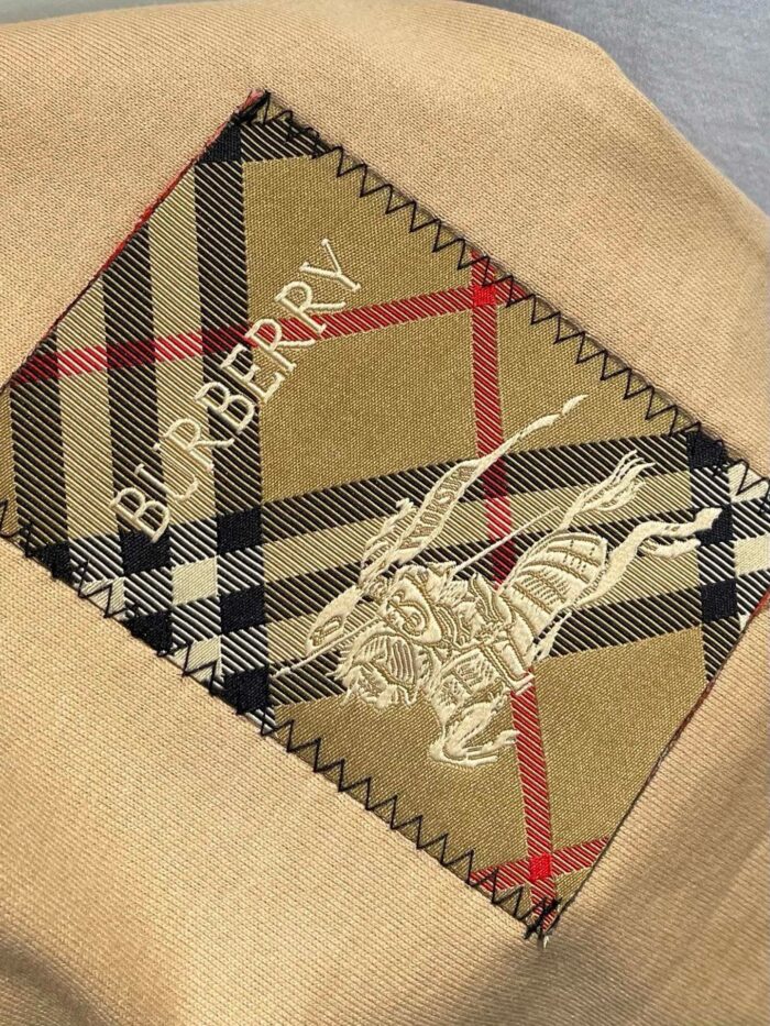 Patch Burberry tartan con ricamo cavaliere, testo e dettagli di alta qualità.