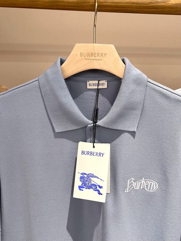 Poloshirt Burberry uomo blu chiaro in tessuto di qualità, logo elegante, stile casual e raffinato.