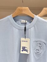 T-shirt blu chiaro Burberry con ricamo iconico e etichetta firmata, stile casual di lusso.