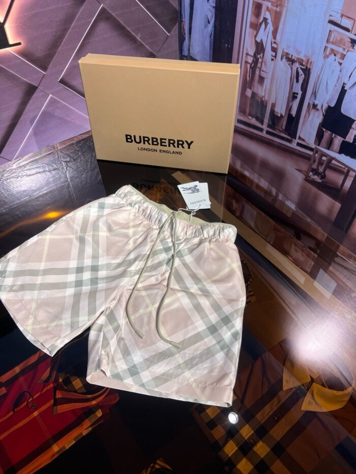 Pantaloncini Burberry check pattern con confezione elegante, stile casual e di lusso.