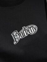 T-shirt nera Burberry con logo ricamato bianco, stile casual e sofisticato.