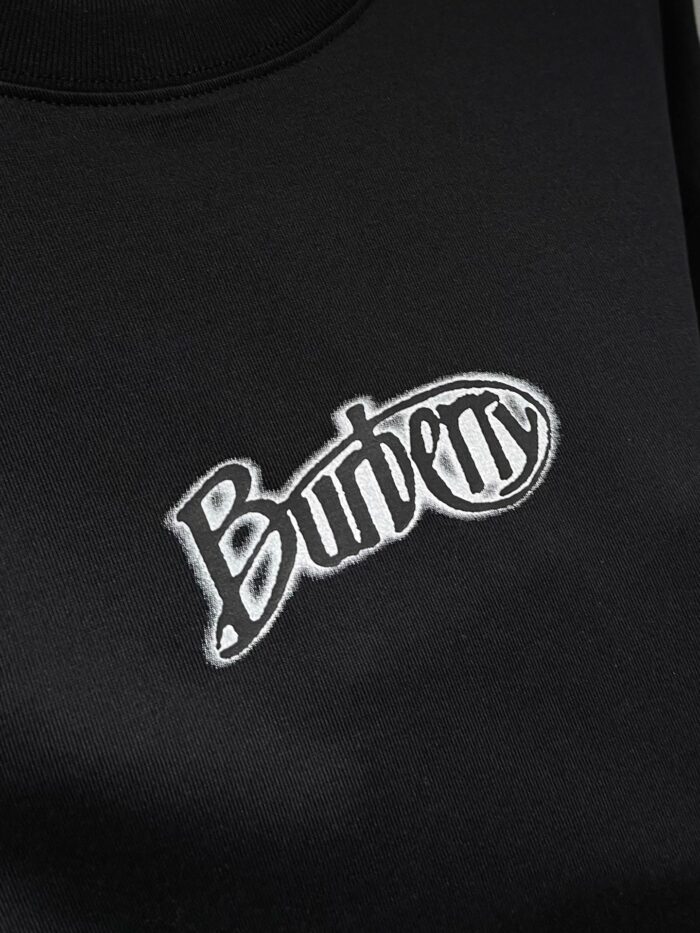 T-shirt nera Burberry con logo ricamato bianco, stile casual e sofisticato.