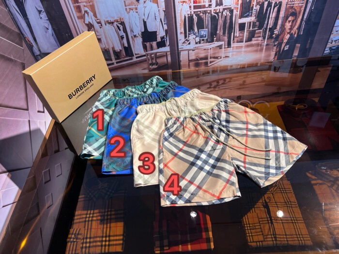Shorts di lusso Burberry estate, pattern tropicale e classici check, vendita elegante e alla moda.