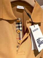 Maglietta polo Burberry gialla con check iconico, stile elegante e qualità premium.