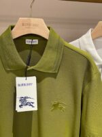 Poloshirt Burberry verde oliva con logo ricamato, tessuto di alta qualità e stile classico.
