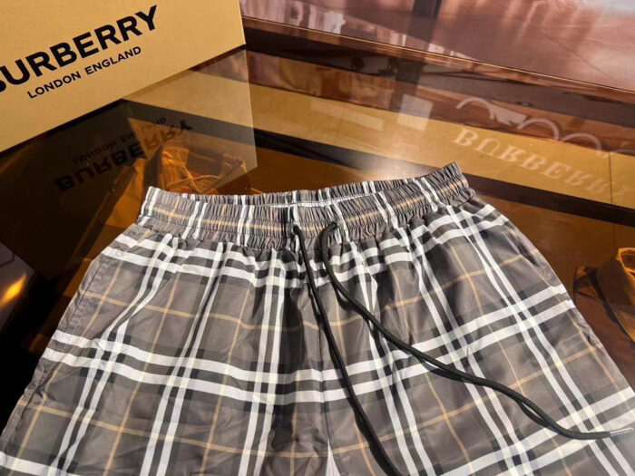 Shorts da bagno Burberry check in stile luxury, elegante e confortevole per ogni occasione estiva.