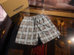 Shorts Burberry a quadri in tessuto di lusso, stile casual ed elegante.