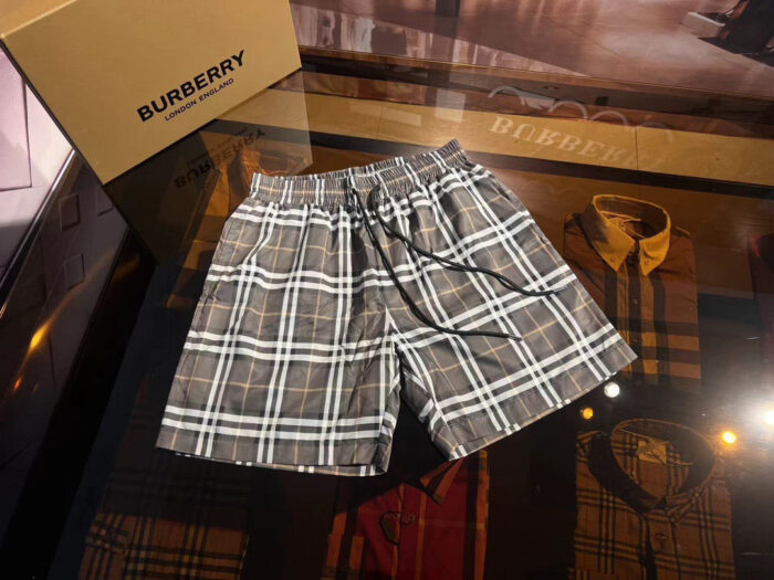 Shorts Burberry a quadri in tessuto di lusso, stile casual ed elegante.