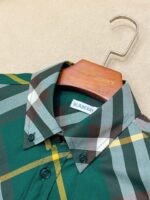 Camicia Burberry a carattere tartan, realizzata in cotone di alta qualità, elegante e versatile.