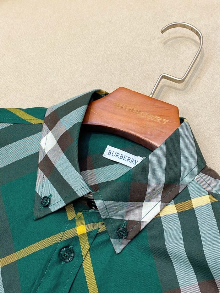 Camicia Burberry a carattere tartan, realizzata in cotone di alta qualità, elegante e versatile.