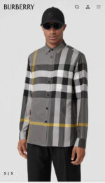 Camicia Burberry moderna con quadri grigi, accessori urbani e stile sofisticato.
