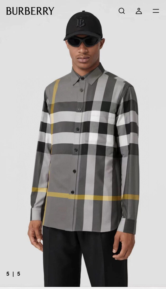 Camicia Burberry moderna con quadri grigi, accessori urbani e stile sofisticato.