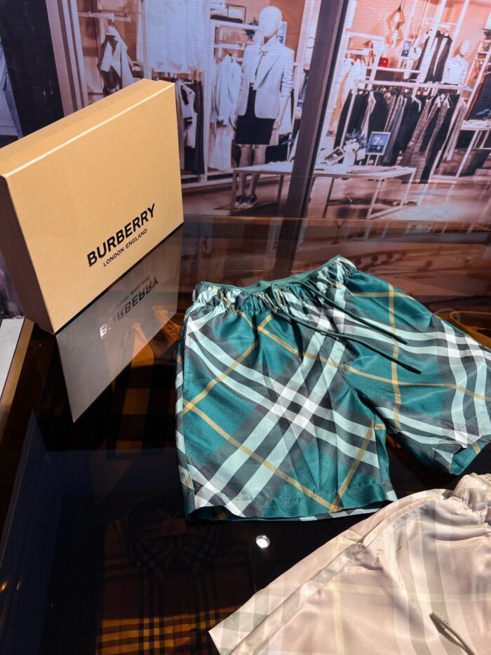 Shorts da spiaggia Burberry in elegante confezione di lusso, stile e comfort estivi.