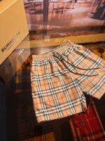 Pantaloncini Burberry check, stile casual di lusso, comfort, eleganza e alta moda.