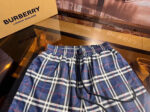 Pantaloncini Burberry plaid in tessuto leggero, stile elegante e casual, con scatola di lusso.