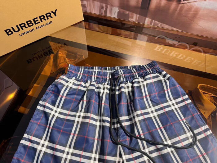 Pantaloncini Burberry plaid in tessuto leggero, stile elegante e casual, con scatola di lusso.