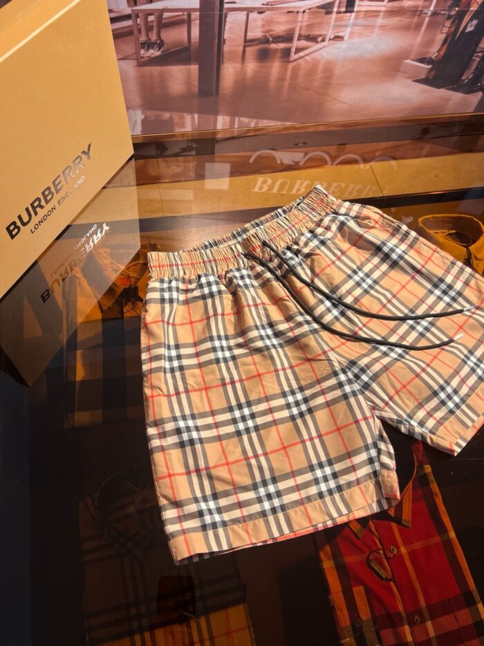 Pantaloncini Burberry check, stile casual di lusso, comfort, eleganza e alta moda.