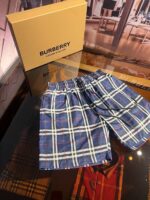 Pantaloncini Burberry a quadri di lusso con waistband elasticizzato, stile casual elegante.