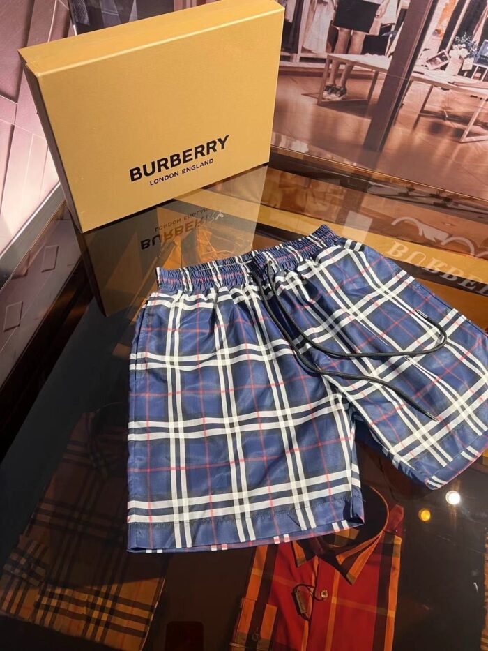 Pantaloncini Burberry a quadri di lusso con waistband elasticizzato, stile casual elegante.
