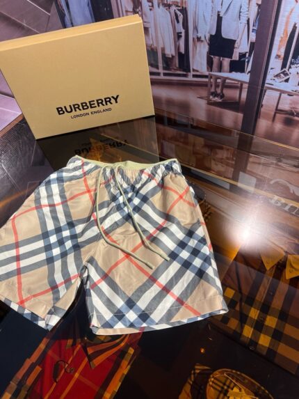 Pantaloncini Burberry a quadri eleganti da uomo, stile fashion e alta qualità.