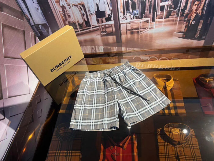 Shorts Burberry a quadri in boutique di lusso, eleganti e di alta qualità.