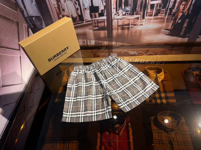 Pantaloncini Burberry a quadri, stile casual e lussuoso, con confezione elegante e dettagli sofisticati.