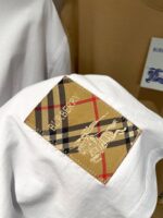 T-shirt bianca con patch Burberry a quadri e ricamo di cavaliere, stile elegante.