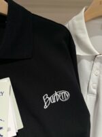 Polo Burberry nera e bianca di lusso, stile elegante e raffinato per ogni occasione.