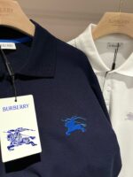 Polo Burberry navy e bianca, stile classico e qualità, ideali per ogni occasione elegante.