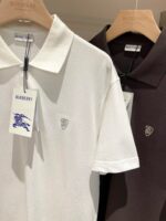 Polo Burberry bianco e marrone, eleganti, di alta qualità, stile classico e raffinato.