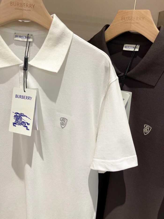 Polo Burberry bianco e marrone, eleganti, di alta qualità, stile classico e raffinato.