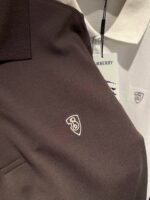 Polos Burberry marrone e bianco, eleganti, versatili, con loghi discreti e tessuti di alta qualità.