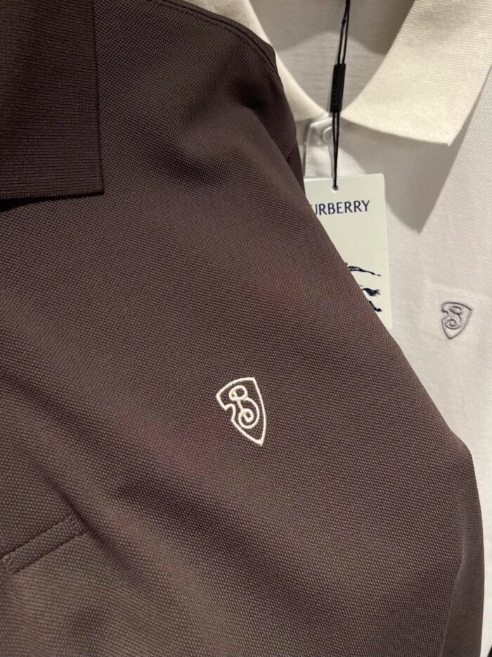 Polos Burberry marrone e bianco, eleganti, versatili, con loghi discreti e tessuti di alta qualità.