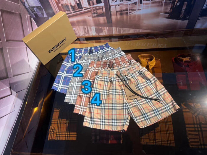 Shorts Burberry primavera estate, pattern classico e moderno, display luxury fashion.