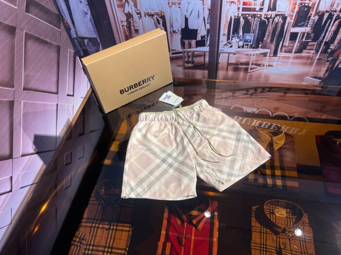 Pantaloncini Burberry estivi in fantasia scozzese, eleganti e confortevoli, in negozio di lusso raffinato.
