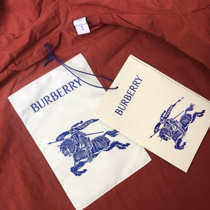 Etichetta Burberry di lusso su tessuto morbido e raffinato, simbolo di eleganza e qualità.