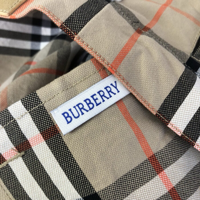 Camicia Burberry tartan con logo blu e colletto classico in stile sofisticato e casual.