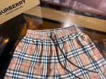 Pantaloncini Burberry tartan, eleganti e comodi, ideali per l’estate e il tempo libero.