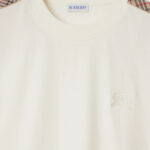 Camicia Burberry bianca con dettagli check sulle spalle, stile minimalista e di tendenza.