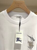 T-shirt bianco Burberry con ricamo cavaliere, scollo rotondo, alta qualità, elegante e pratico.