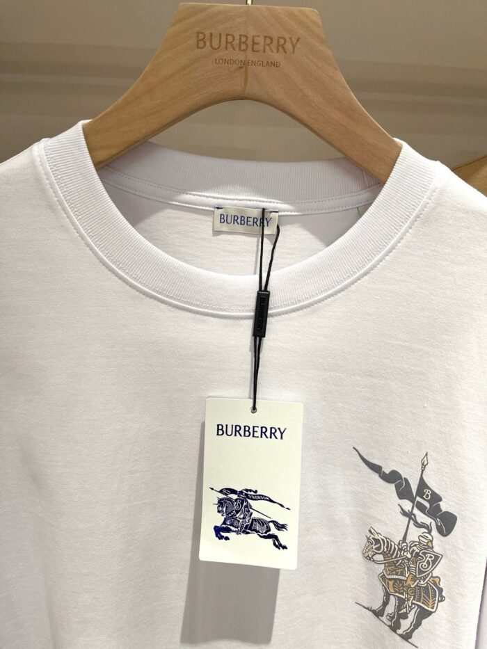 T-shirt bianco Burberry con ricamo cavaliere, scollo rotondo, alta qualità, elegante e pratico.