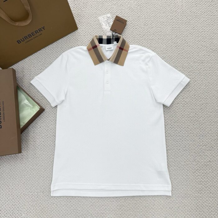 Maglietta polo bianca con colletto check Burberry e shopping bag di lusso.