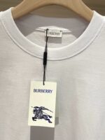 T-shirt bianca Burberry con logo cavaliere, tessuto morbido e stile di lusso elegante.