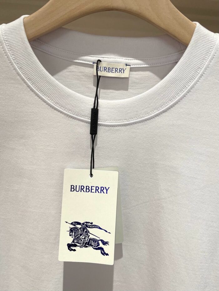 T-shirt bianca Burberry con logo cavaliere, tessuto morbido e stile di lusso elegante.