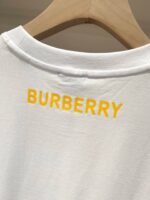 Maglietta bianca Burberry con logo giallo, tessuto morbido, cuciture robuste e stile casual.