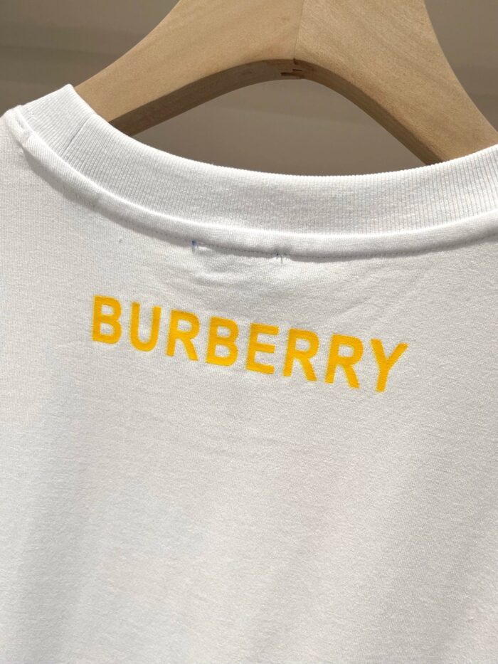 Maglietta bianca Burberry con logo giallo, tessuto morbido, cuciture robuste e stile casual.