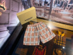 Pantaloncini a quadri Burberry eleganti in tessuto morbido, perfetti per uno stile sofisticato e casual.