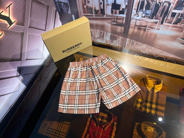 Pantaloncini a quadri Burberry eleganti in tessuto morbido, perfetti per uno stile sofisticato e casual.